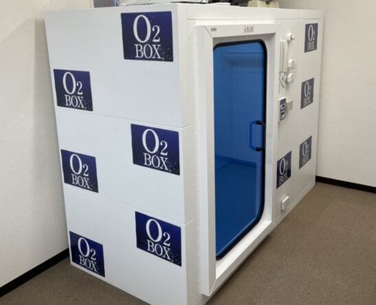 部屋の角に設置されたO2ボックス