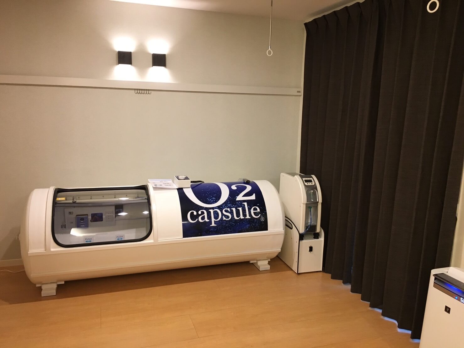 カーテンで仕切られた部屋に設置されたO2カプセル