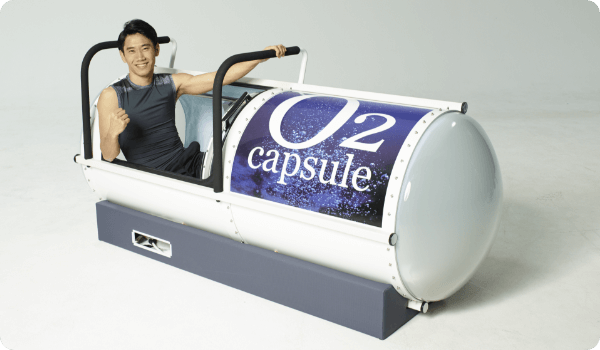 O2カプセルの中で横になる男性